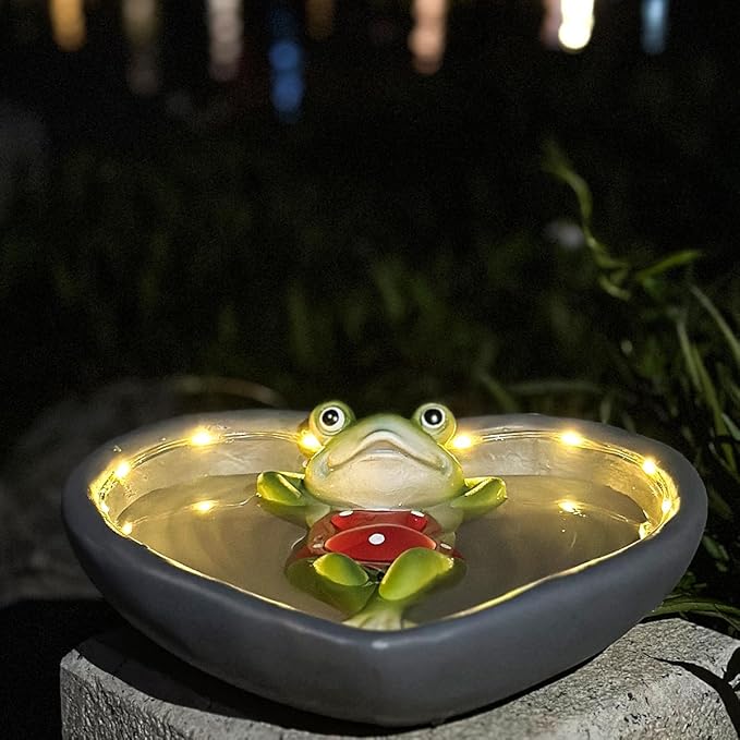 Outdoor Garden Solar Frog Bird Feeder, Resin Frog Love Shape Bird Feeder, Frog Statue Decorative Lamp for Outdoor Patio Tabletop Decoration, for Mom and Grandma