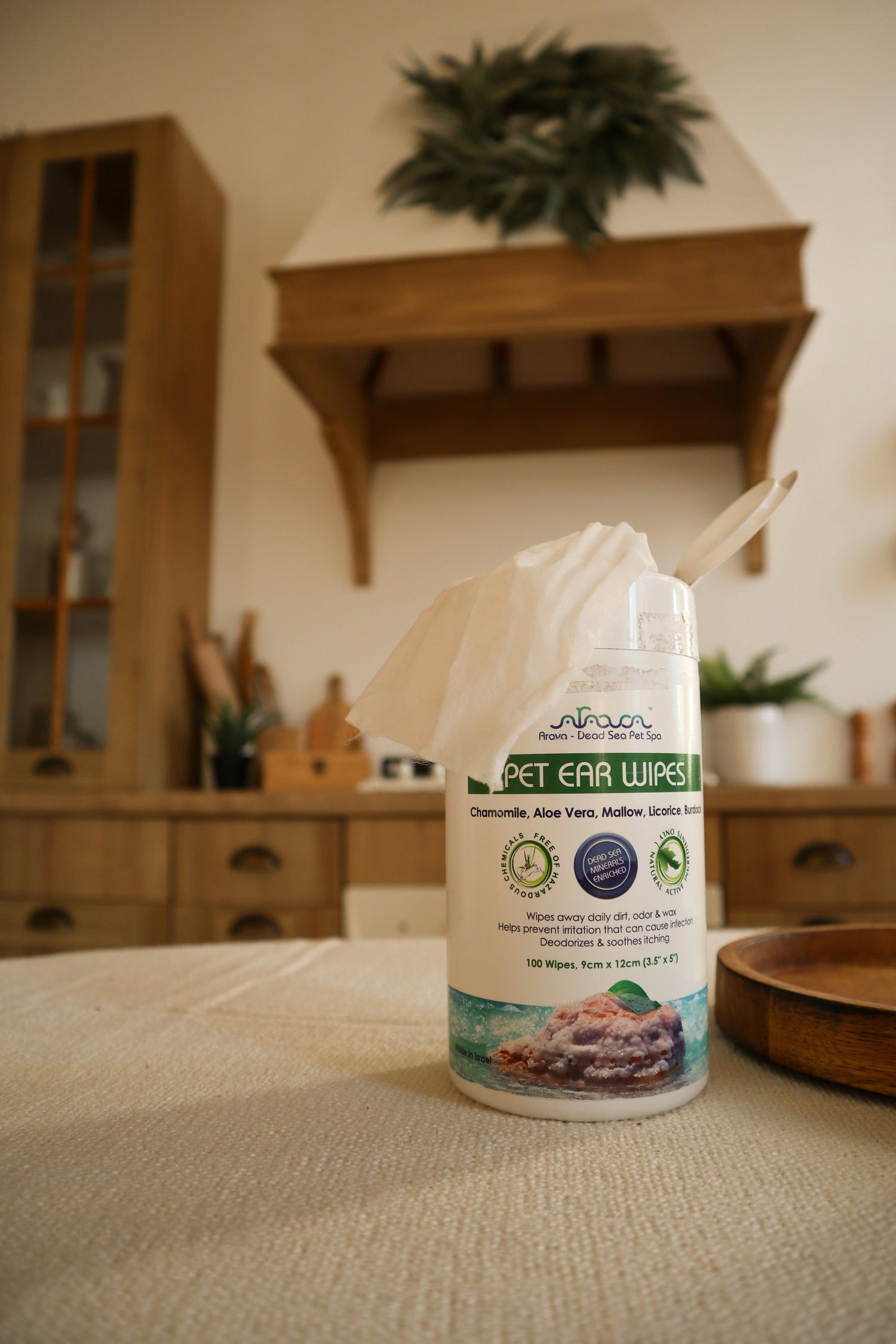 Natural grooming wipes for dogs and cats for quick daily cleaning